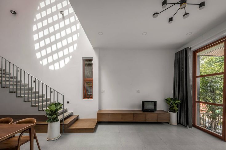 Nhà 2 tầng ngang 5m, thiết kế giếng trời hình tròn trên bếp để thoát mùi nấu nướng nhanh chóng Nhà 2 tầng ngang 5m, thiết kế giếng trời hình tròn trên bếp để thoát mùi nấu nướng nhanh chóng